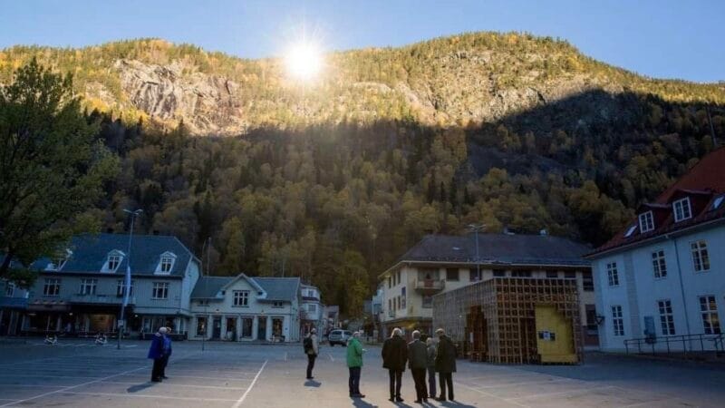 Pueblo en Noruega recibe la luz del sol a través de un espejo gigante