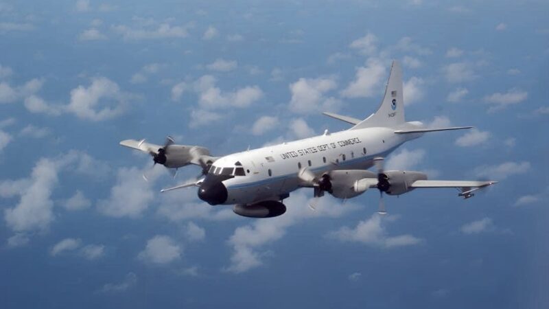 ¿Por qué un avión cazahuracanes es un avión de hélice y no uno de turbina tipo jet?