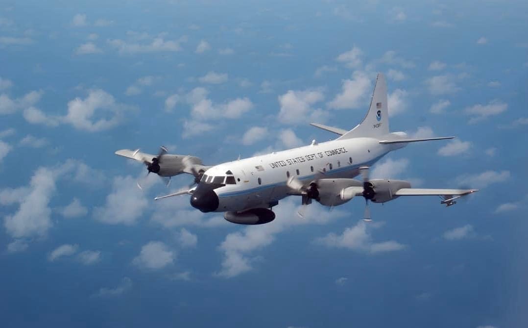 ¿Por qué un avión cazahuracanes es un avión de hélice y no uno de turbina tipo jet?