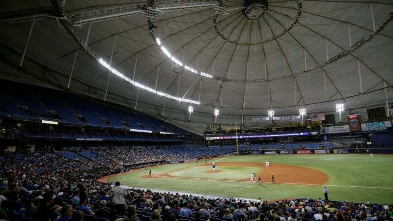 El huracán Milton destroza el techo del Tropicana Field