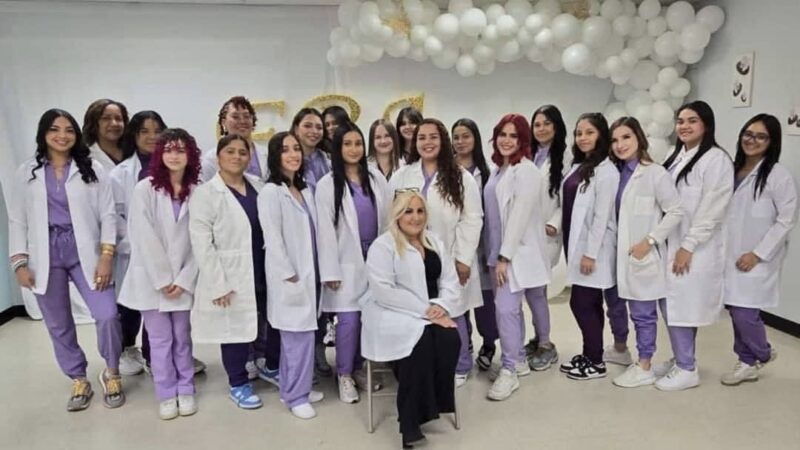 Estudiantes de Belleza Causan Polémica por Usar Batas de doctores en su Graduación