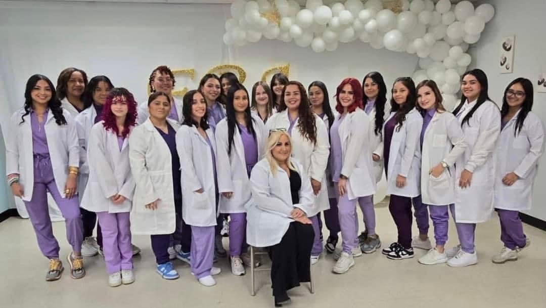 Estudiantes de Belleza Causan Polémica por Usar Batas de doctores en su Graduación
