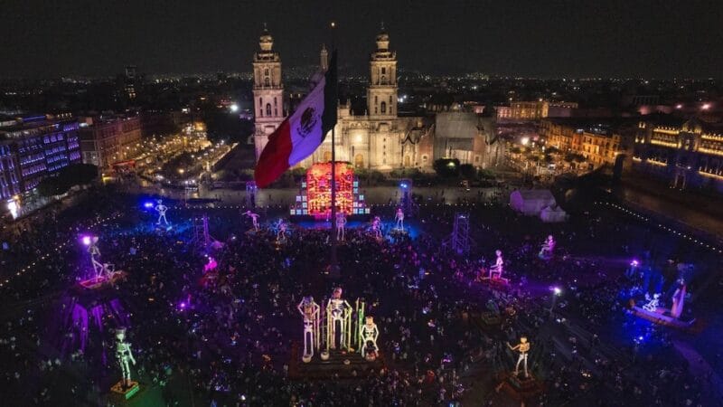 Inauguración de la ofrenda y alumbrado por Día de Muertos en el Zócalo de la CDMX
