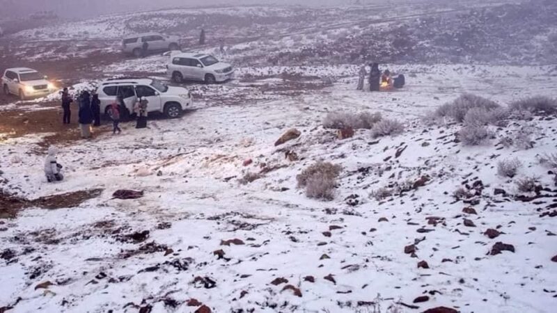 ¡HISTÓRICO! Arabia Saudita se cubre de nieve