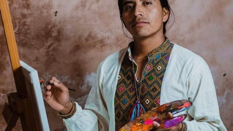 Joven chiapaneco egresado de la UNICACH triunfó en París