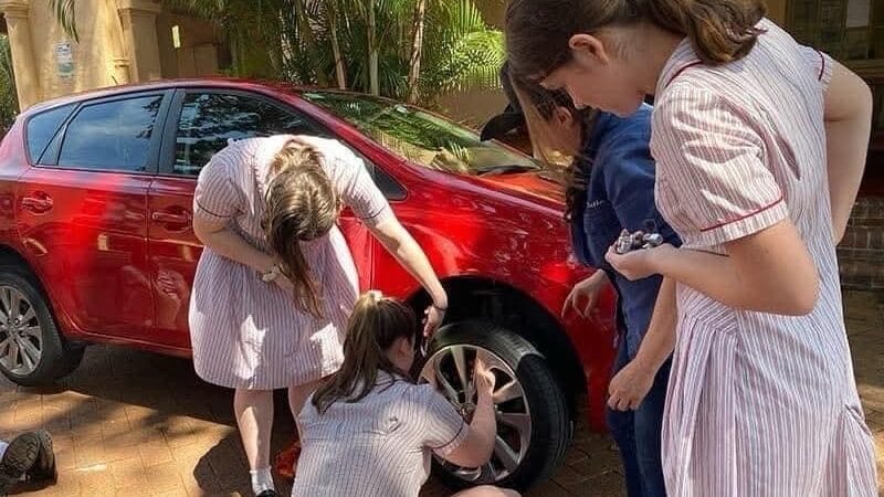 En Australia las niñas aprenden a cambiar llantas y revisar el aceite para ser autosuficientes