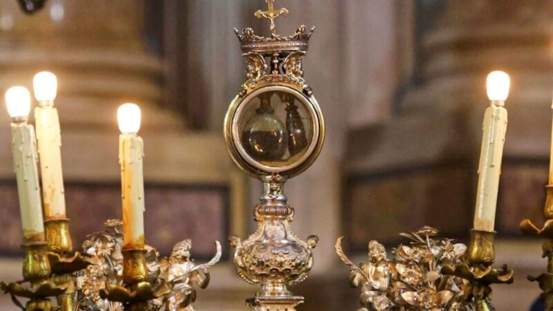 “Milagro laico» La sangre de San Genaro se volvió a licuar.