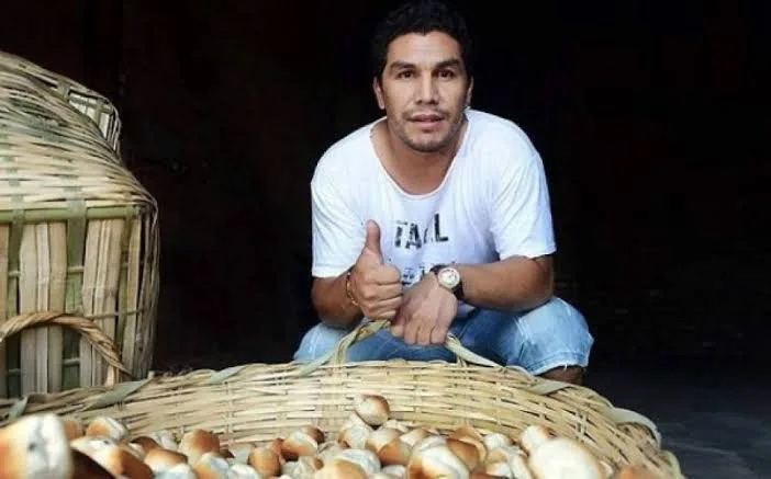 Salvador Cabañas pasó de ser una estrella del futbol a vender pan en las calles de Paraguay
