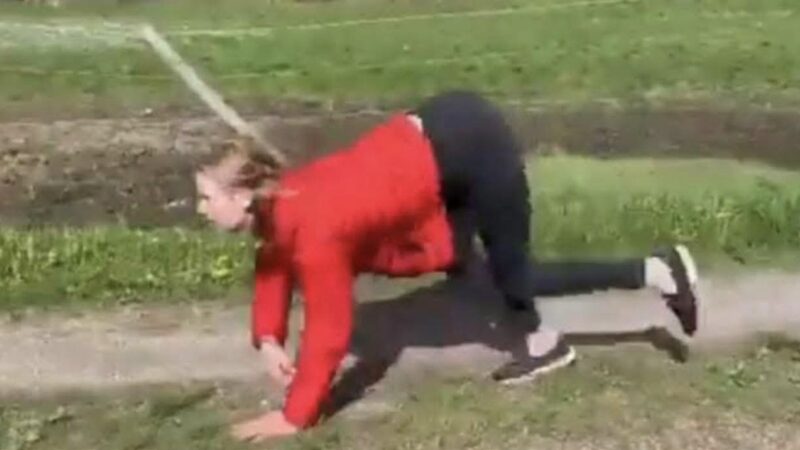 LA MUJER QUE SE CREE CABALLO