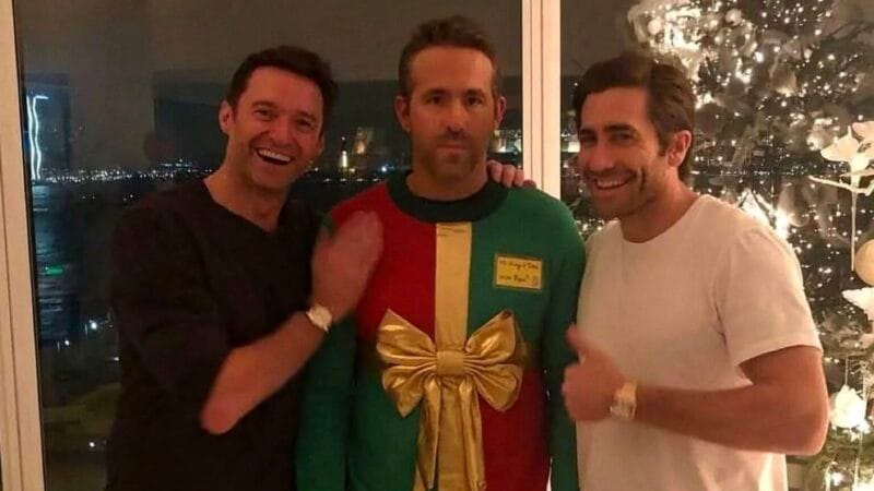 Hugh Jackman y Jake Gyllenhaal trollean a Ryan Reynolds en su cena de Navidad