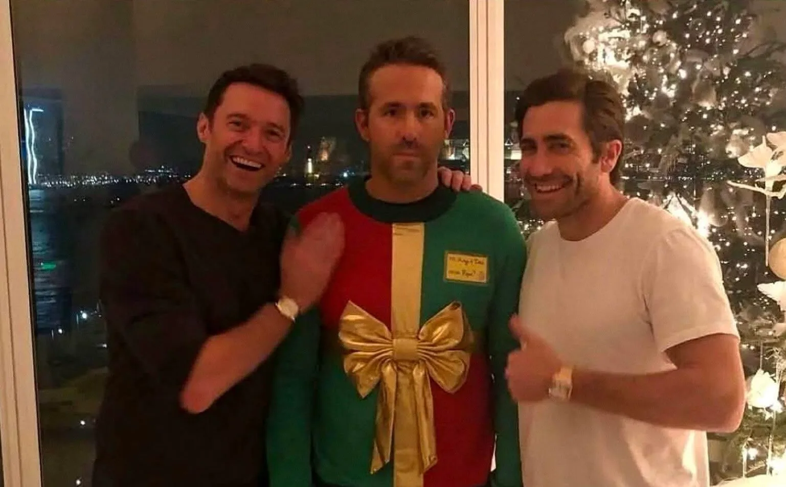 Hugh Jackman y Jake Gyllenhaal trollean a Ryan Reynolds en su cena de Navidad