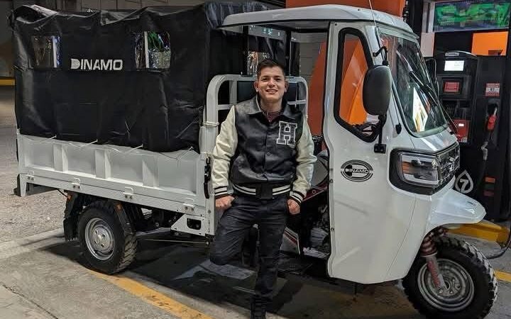 Joven ofrece servicio de «taxi para perros» y con las ganancias ayudar a perritos callejeros