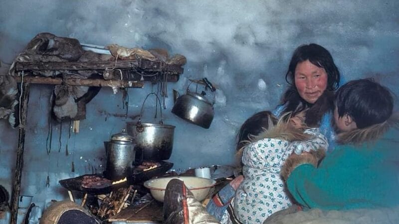 Imagen familiar muestra cómo se vivía dentro de su iglú en la década de 1940