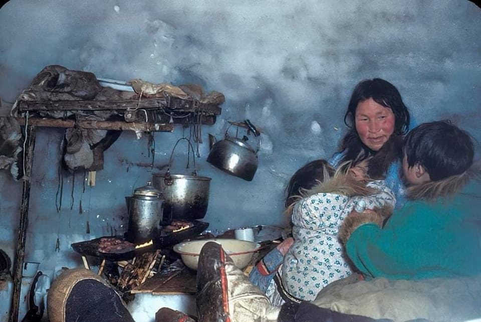 Imagen familiar muestra cómo se vivía dentro de su iglú en la década de 1940