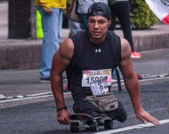 El atleta MICHEL MUÑOZ completó el Maratón de la Ciudad de México sobre patineta
