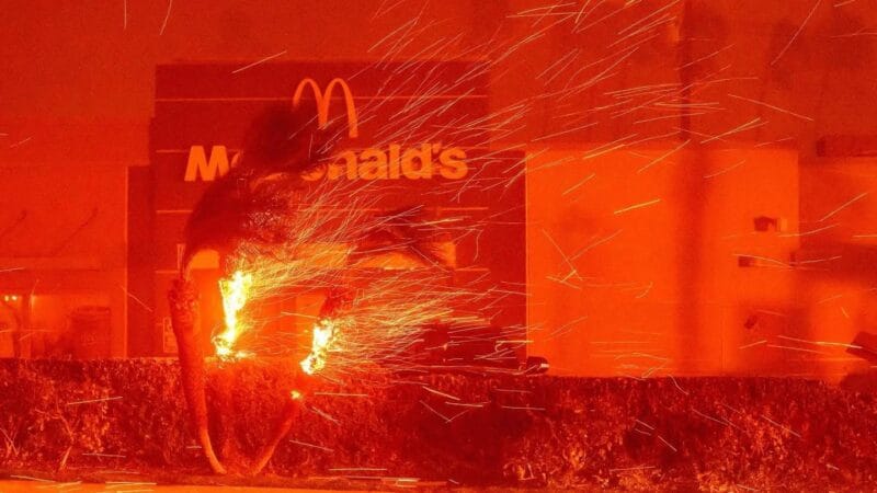 California, USA, es arrasado por cinco incendios forestales