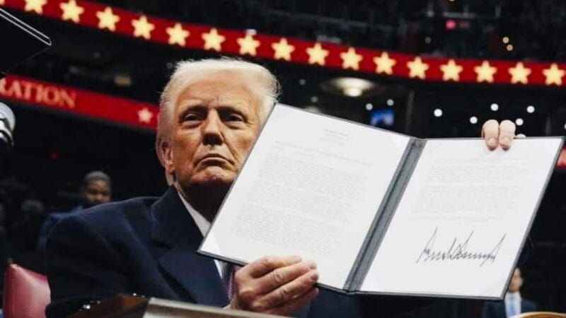 Trump firma varias órdenes ejecutivas en su primer día de gobierno