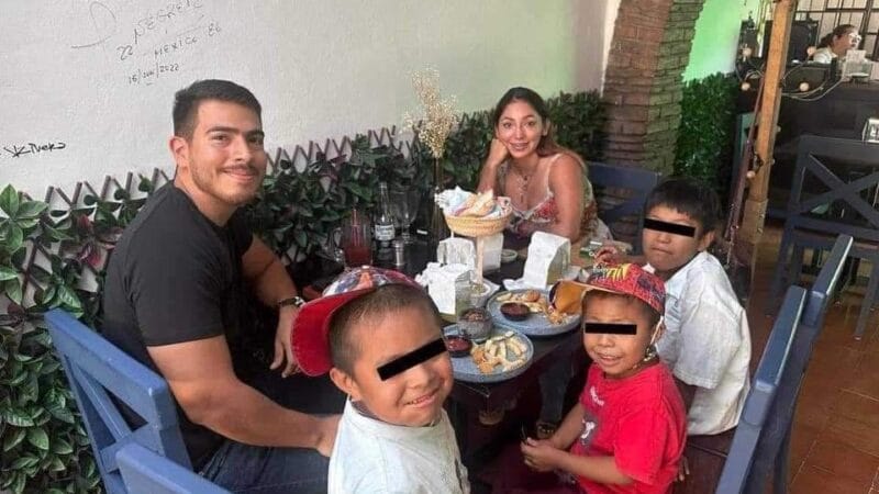 Pareja invita a niños vendedores de chicles a comer con ellos