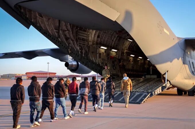 Comenzó la deportación de inmigrantes en aviones militares de EE.UU.