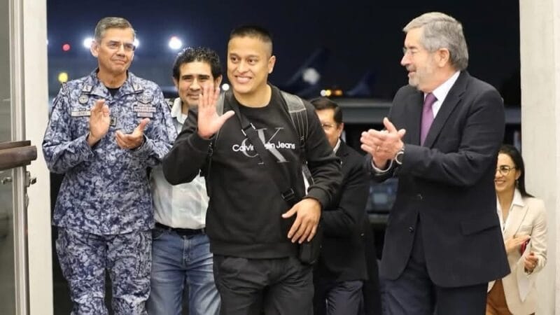 Llegan a México marinos secuestrados en Yemen