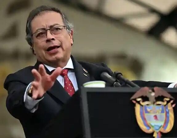 Colombia impide entrada de aviones militares de EE.UU. con deportados