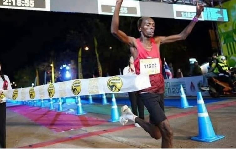 Un atleta keniano gana un maratón en Tailandia en sandalias de dedo y bate su marca personal