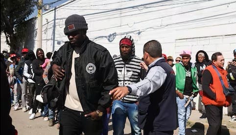 Migrantes buscan quedarse en México e inician trámites