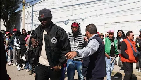Migrantes buscan quedarse en México e inician trámites
