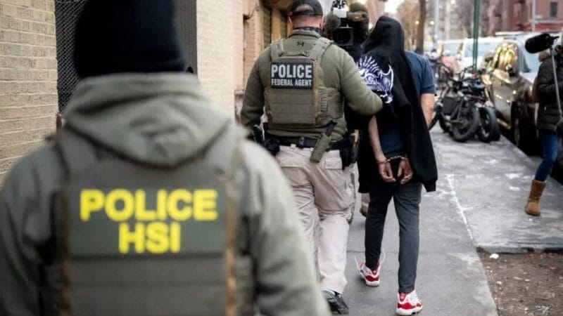 Más de 4,500 migrantes detenidos dejan redadas en Estados Unidos