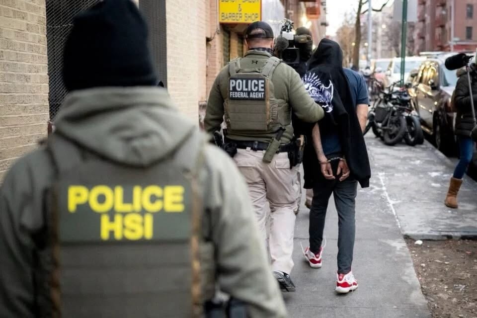 Más de 4,500 migrantes detenidos dejan redadas en Estados Unidos