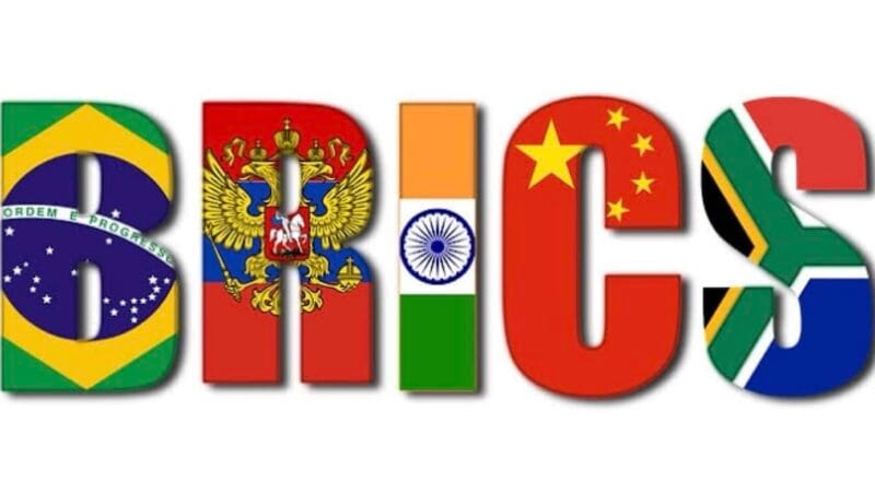 Trump amenaza con aranceles del 100% para disuadir a los BRICS de reemplazar al dólar