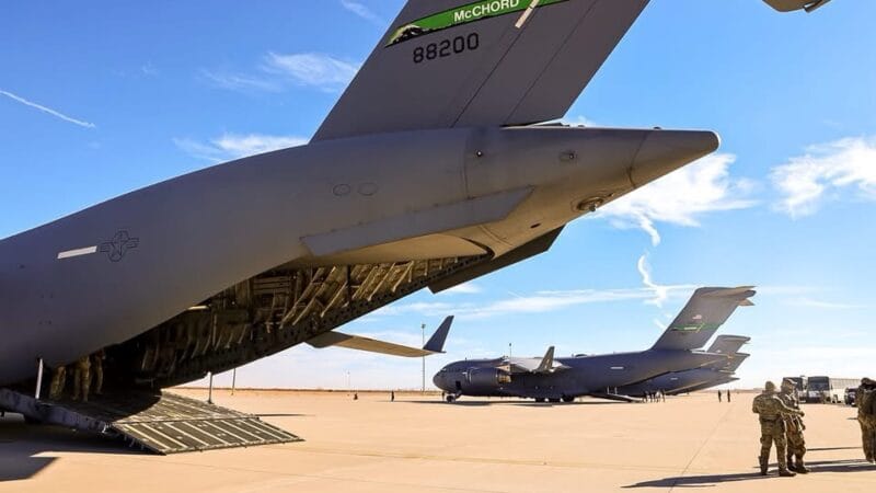 EU envía primeros vuelos con migrantes deportados a Guantánamo