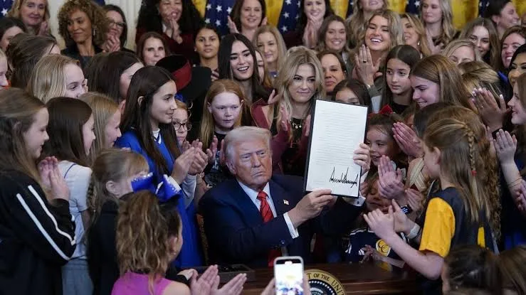 Trump firma decreto que prohíbe a mujeres transgénero participar en deportes femeninos