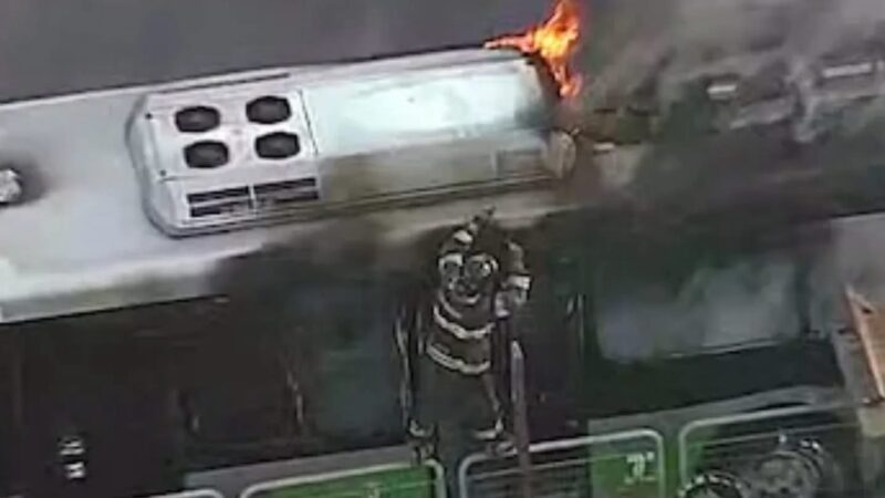 Cae avioneta sobre bus en una avenida de Sao Paulo, Brasil