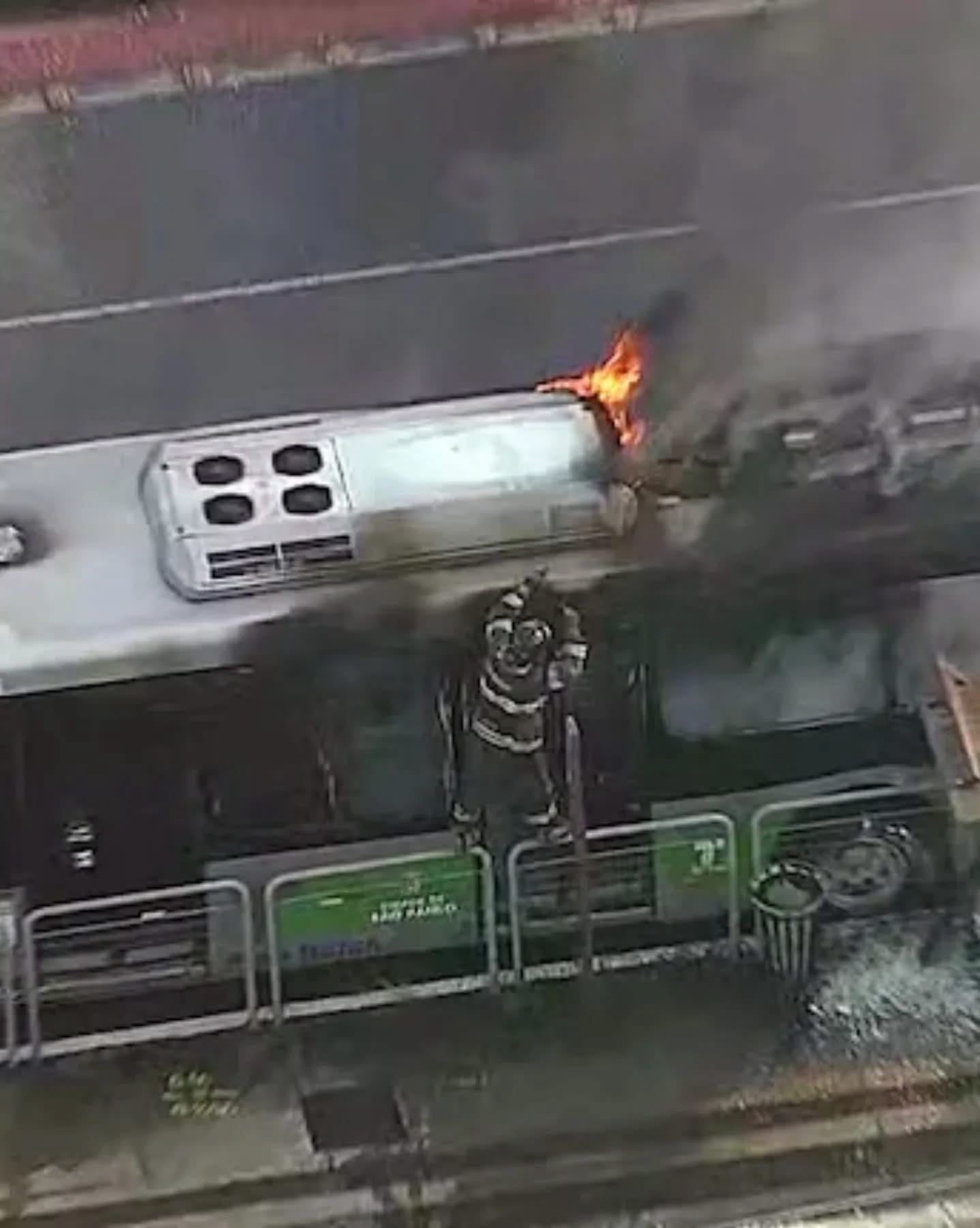 Cae avioneta sobre bus en una avenida de Sao Paulo, Brasil