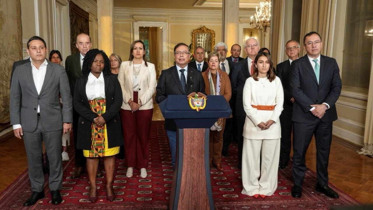 Presidente de Colombia pide la renuncia a todo su gabinete tras polémica reunión