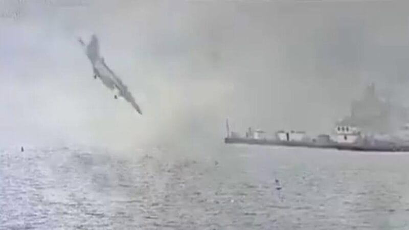 Avión militar se estrella en la bahía de San Diego