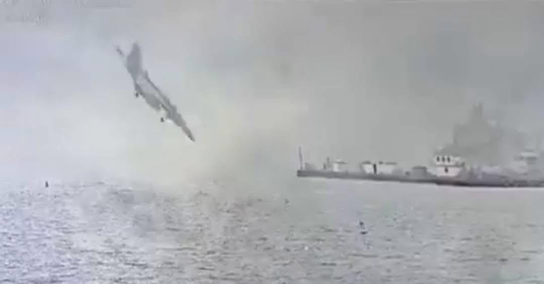 Avión militar se estrella en la bahía de San Diego