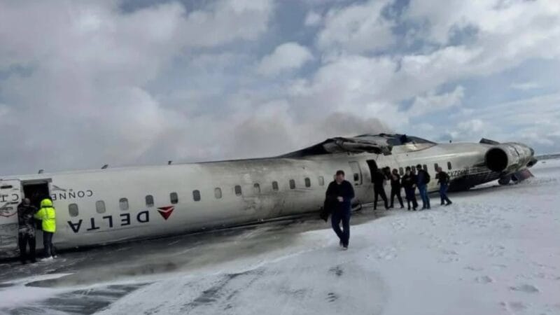 Un avión de pasajeros vuelca en la pista al aterrizar en Toronto