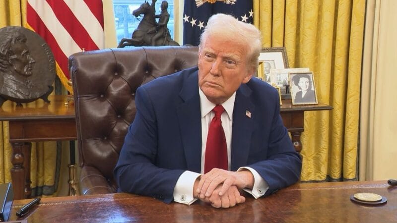 Trump ordena pausa en los trámites de residencia permanente de los que entraron con parole