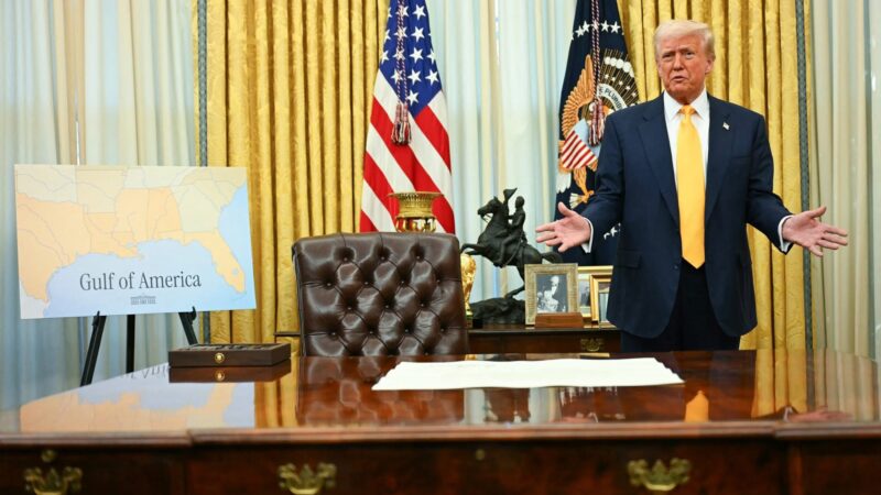 Agencia AP demanda a Trump por prohibirle escribir Golfo de México en las noticias