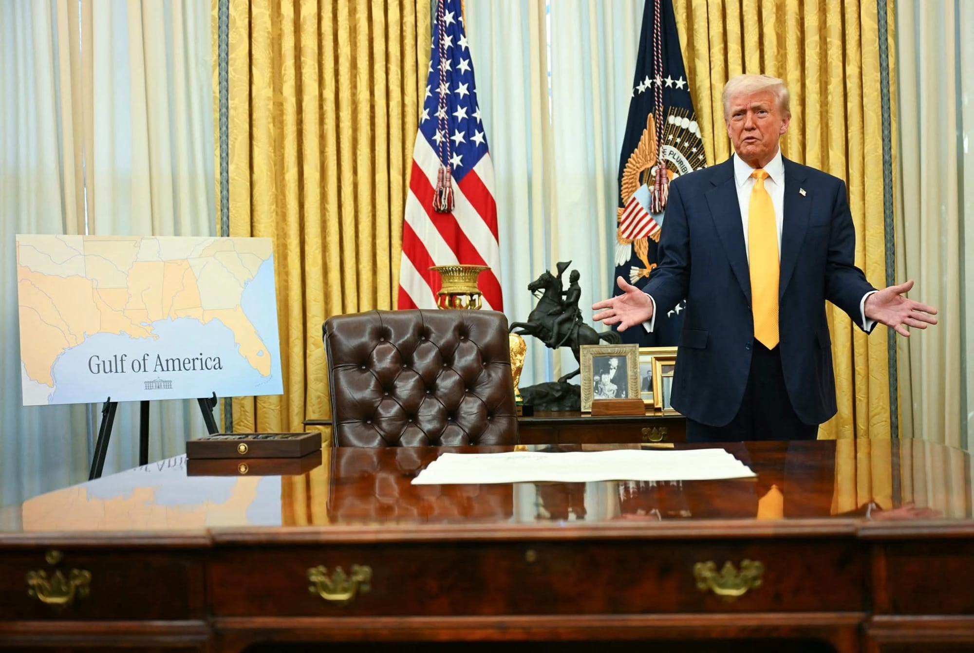 Agencia AP demanda a Trump por prohibirle escribir Golfo de México en las noticias