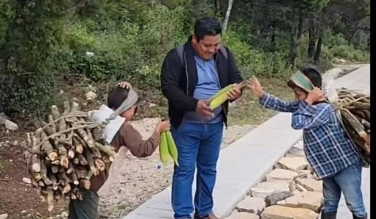 Maestro encuentra a sus alumnos cargando leña antes de ir a clases y su gesto conmueve las redes sociales