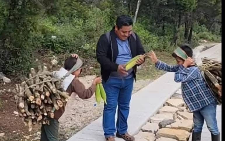 Maestro encuentra a sus alumnos cargando leña antes de ir a clases y su gesto conmueve las redes sociales