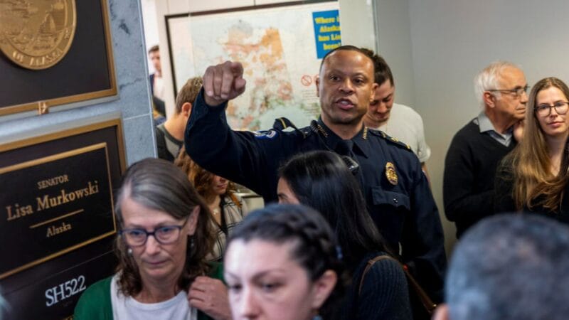 Empleados de EU narran cómo Trump y Musk los ‘echaron a la calle’: ‘A todos nos llegó la misma carta’