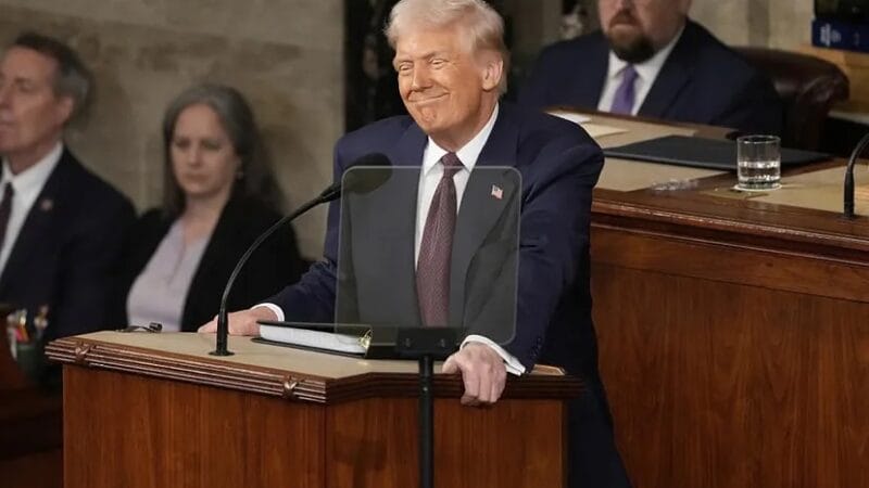 EEUU retrasa al 2 de abril los aranceles a automóviles procedentes de México y Canadá