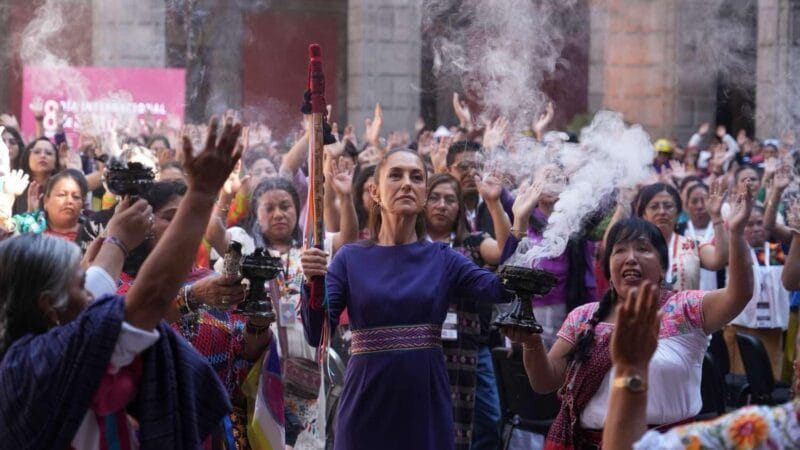 Sheinbaum conmemoró el Día Internacional de la Mujer con un ritual y la entrega del bastón de mando de las mujeres indígenas