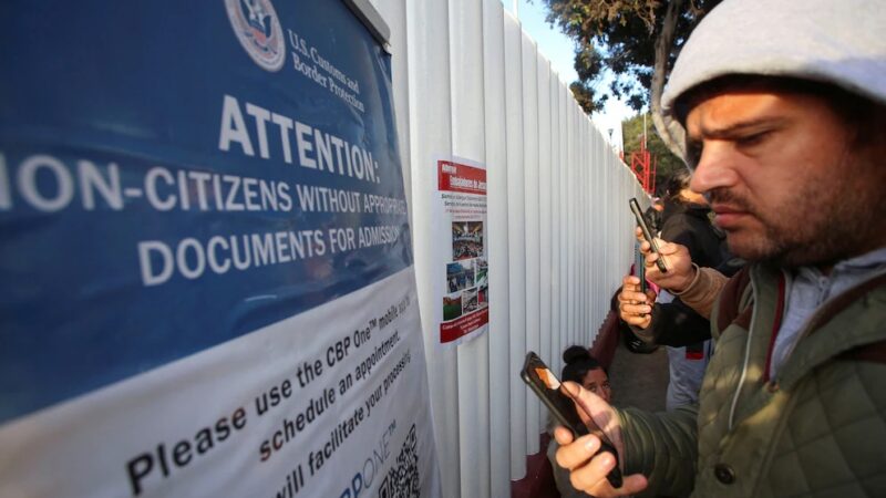 Estados Unidos relanza app de CPB para migrantes y agrega la función para ‘autodeportarse’