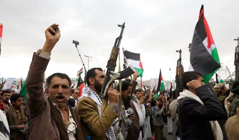 Trump ordena un ataque “decisivo” contra los hutíes en Yemen y lanza una advertencia a Irán