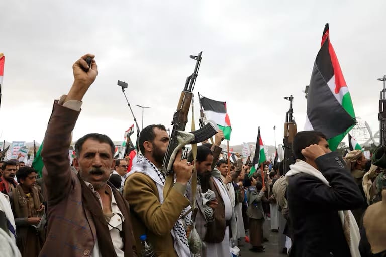 Trump ordena un ataque “decisivo” contra los hutíes en Yemen y lanza una advertencia a Irán